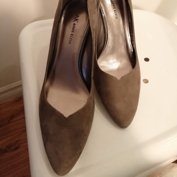 Ladies size 10 Anne Klein brown suede high heels - Picture 3 of 5